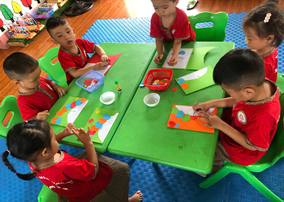 Ảnh: Các con làm thiệp tặng bà, tặng mẹ, tặng cô và các bạn gái