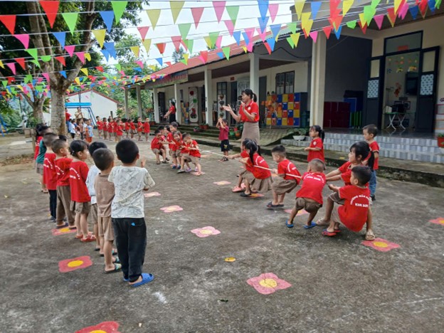 Ảnh: Các con chơi kéo co